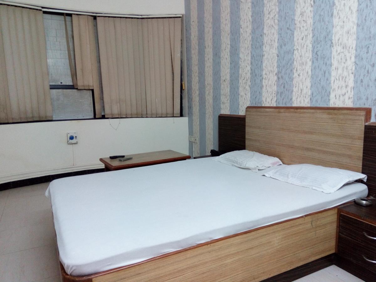 פאנבל Hotel Sai Samrat Inn מראה חיצוני תמונה